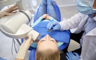 ¿Qué profesionales forman un equipo de odontólogos en una clínica?