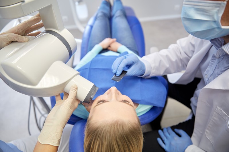 ¿Qué profesionales forman un equipo de odontólogos en una clínica?